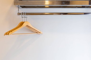 Otel b içinde tuğla duvara Ahşap Üç lüks ceket askısı