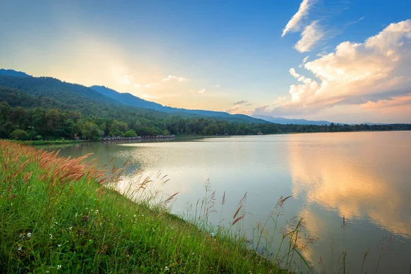 山脈のある貯水池フアイトゥエンタオの美しい景色 — ストック写真
