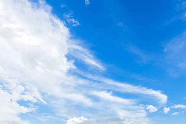 Cielo blu sfondo texture con nuvole bianche . — Foto Stock