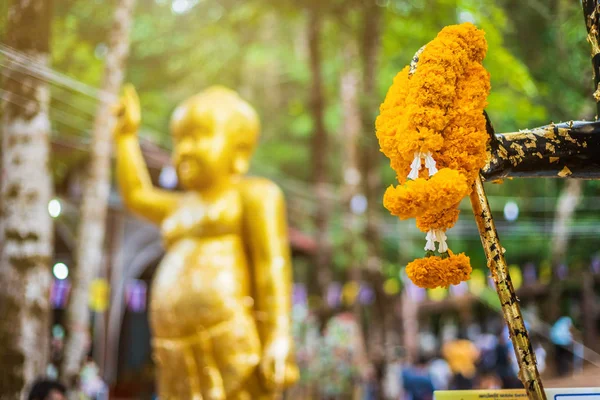 Flor de calêndula guirlanda, estátua de Buda bonita No caminho para cima em — Fotografia de Stock