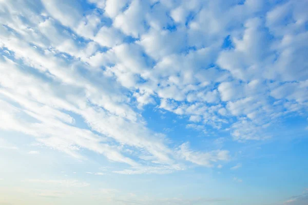 Blå himmel bakgrund textur med vita moln. — Stockfoto