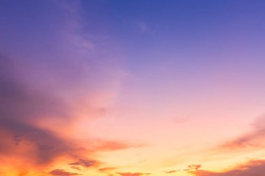 Beyaz bulutlar gün batımı ile turuncu gökyüzü arka plan doku.