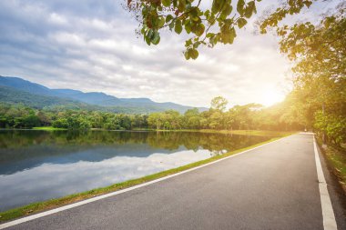 Ang Kaew Chiang Mai Üniversitesi Fore yol manzara boyunca