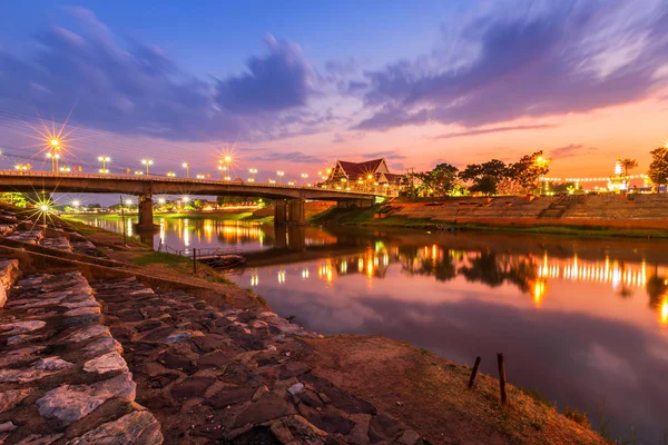 Soirée naturelle avec vue sur la rivière Nan et le pont Naresuan à — Photo