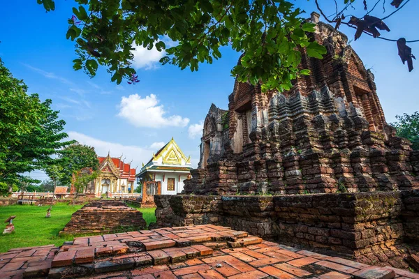Oude boeddhistische gebroken pagode tempel gebouwd in rode baksteen en stenen — Stockfoto
