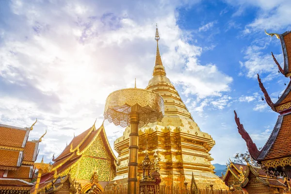 Wat Phra that Doi Suthep jest atrakcją turystyczną świątynia w Chia — Zdjęcie stockowe