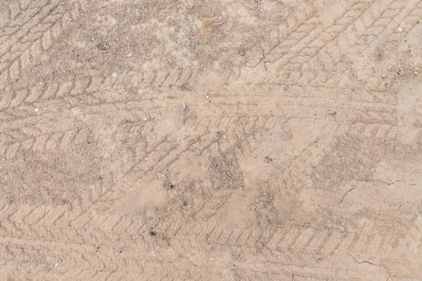 车轮在土路上的棕色干燥土壤地面纹理ba — 图库照片
