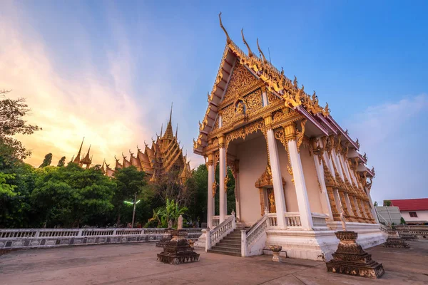 Templo (língua tailandesa: Wat Chan West) é um templo budista (tailandês — Fotografia de Stock
