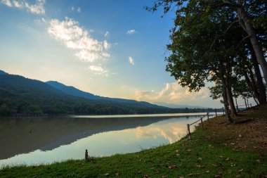 Dağ sıradağları ile rezervuar Huay Tueng Tao Manzara görünümü 