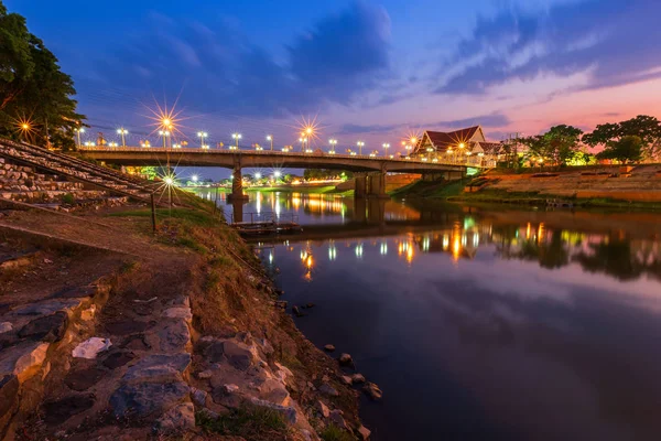 Noche natural al ver el río Nan y el puente de Naresuan en —  Fotos de Stock