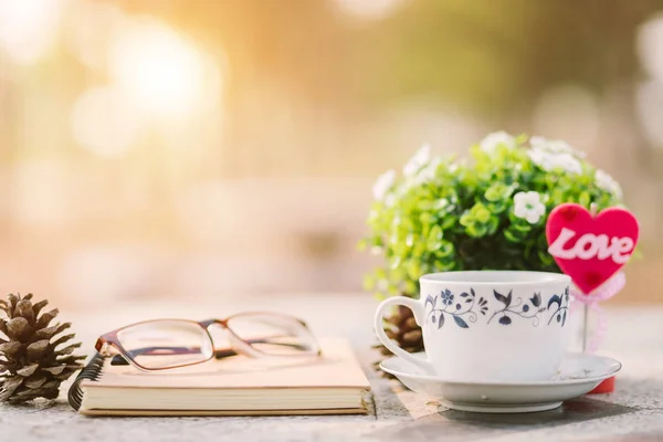 Primer plano de cuaderno vacío, gafas y taza de café en Marbl — Foto de Stock