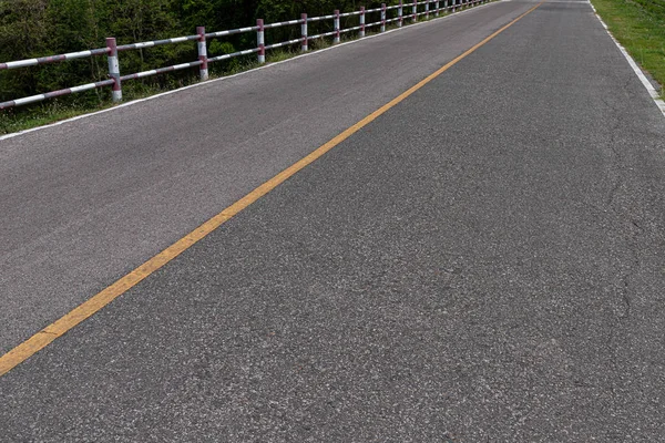 Asfaltová silnice se značkovací linií bílé pruhy textura pozadí — Stock fotografie