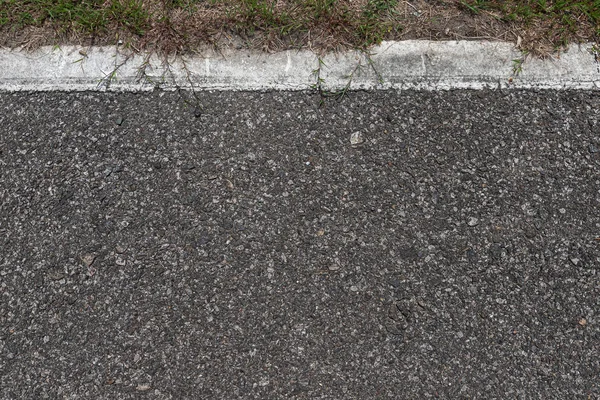 Asfaltová silnice s pruhy a zelená textura pozadí, EMP — Stock fotografie