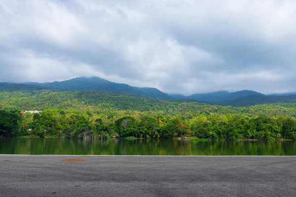 Ao longo da vista paisagem estrada em Ang Kaew Chiang Mai University Fore — Fotografia de Stock