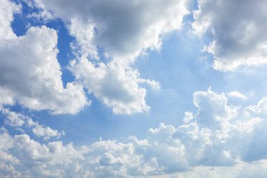 Beyaz spindrift çok clo ile Sonbahar mavi gökyüzü arka plan doku