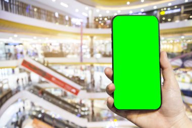 Kadın kullanımının yakın çekim El tutma akıllı telefon bulanık görüntüleri için