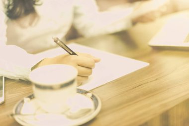 Akıllı telefonlu bir iş kadınının yakın plan çekimi ve hayır.