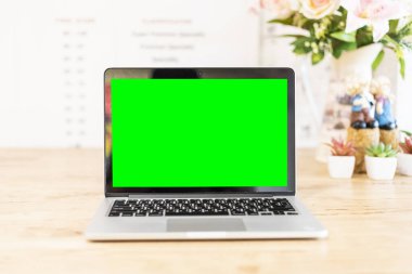 Ahşap masa o boş Yeşil ekran ile dizüstü mockup görüntü