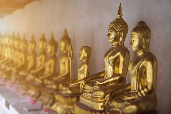 Piękny złoty Budda wiele rzeźb w Wat Phra Si Rattana Maha — Zdjęcie stockowe