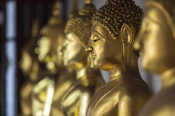 Belo Buda Dourado Muitas estátuas em Wat Phra Si Rattana Maha — Fotografia de Stock