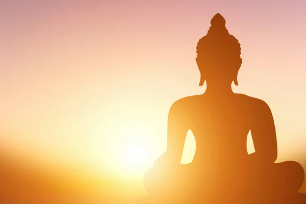 Shadow of Buddha staty på gyllene solnedgång eller soluppgång himmel backgrou — Stockfoto