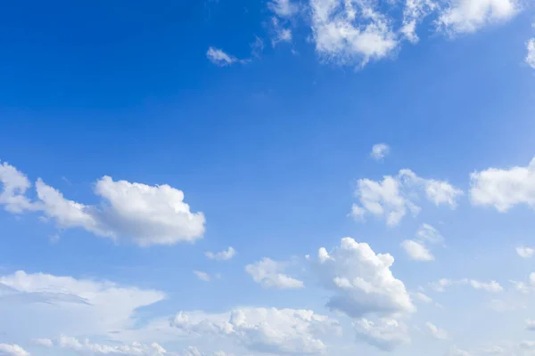 Текстура синього неба фону з білими хмарами . — стокове фото