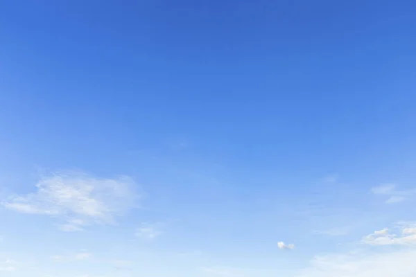 Textura de fondo azul cielo con nubes blancas . — Foto de Stock