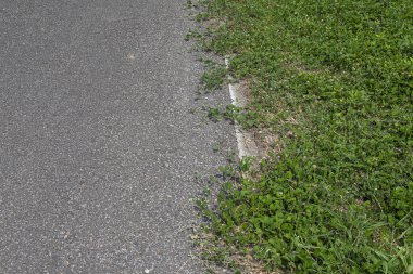 Çizgili ve yeşil çim doku Arka plan, emp ile Asfalt yol