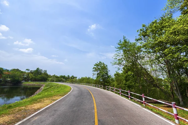 道路景观水库绿树成荫，绿树成荫，绿树成荫 — 图库照片