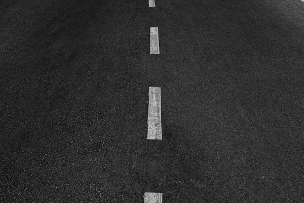 Asphaltstraße mit Markierungslinien weiße Streifen Textur Hintergrund — Stockfoto