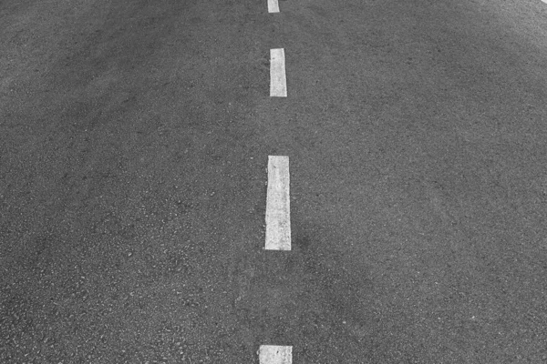Route asphaltée avec lignes de marquage blanc rayures texture Arrière-plan — Photo