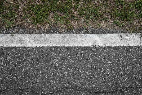 Asphalt road with stripes and green grass texture Background,emp — Stock Photo, Image