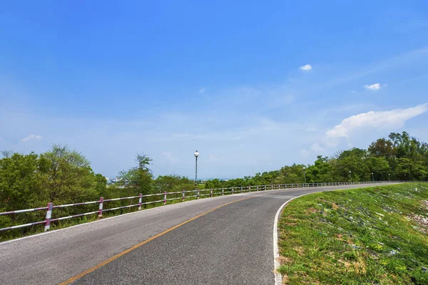 道路景观水库绿树成荫，绿树成荫，绿树成荫 — 图库照片