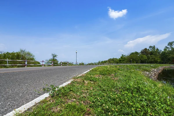 道路景观水库绿树成荫，绿树成荫，绿树成荫 — 图库照片