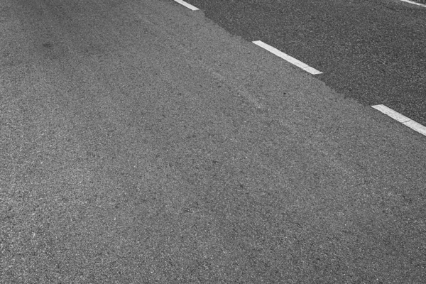 Asfaltová silnice se značkovací linií bílé pruhy textura pozadí — Stock fotografie