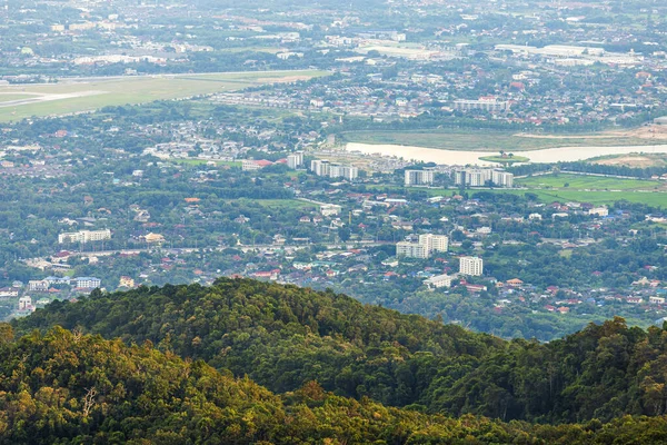 Blick in die Berge mit Stadtbild über die Stadt Chiang Mai — Stockfoto