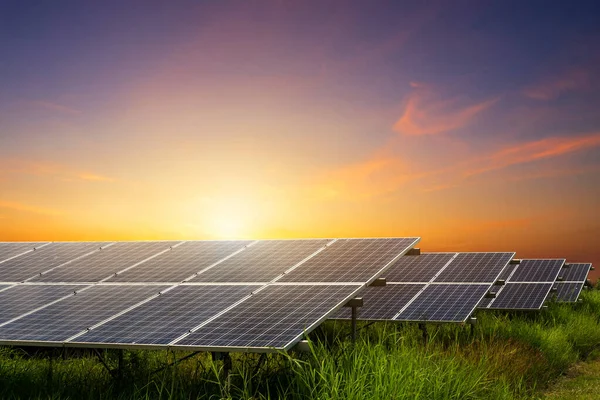 劇的な日没の空の背景に太陽電池パネル,代替エネルギー — ストック写真