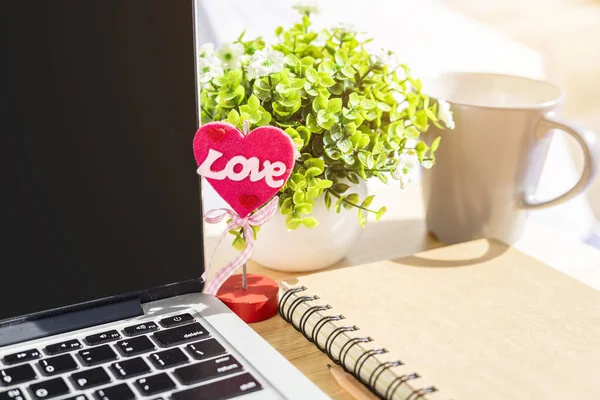 Concepto de amor con escritorio del corazón con el ordenador portátil, portátil, maceta de flores — Foto de Stock