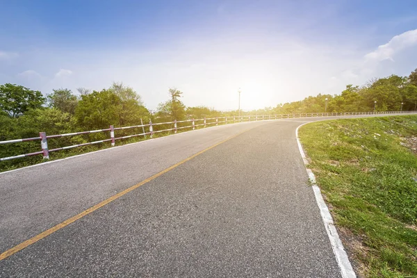 Road view pohon hijau waduk dan latar langit biru . — Stok Foto