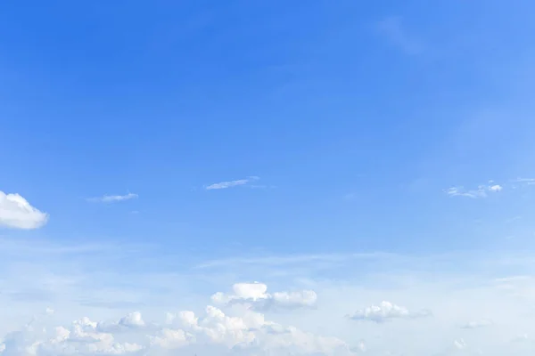 Textura de fondo azul cielo con nubes blancas . — Foto de Stock