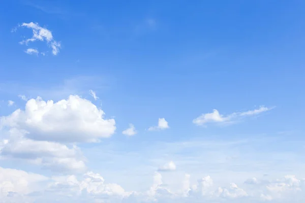 Textura de fondo azul cielo con nubes blancas . — Foto de Stock