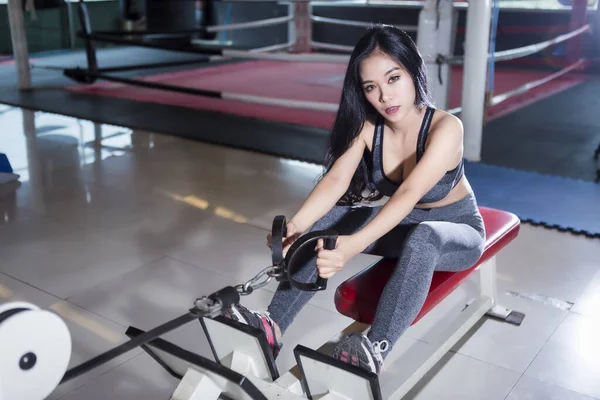 Fitness azjatyckich kobiet wykonujących ćwiczenia trening z rzędu — Zdjęcie stockowe