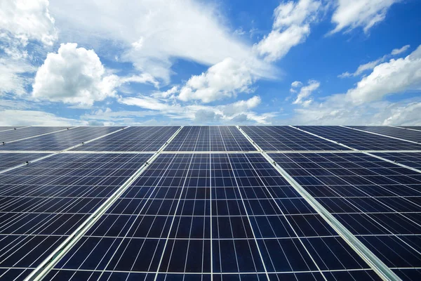光伏组件太阳能发电厂和蓝天夕阳背 — 图库照片