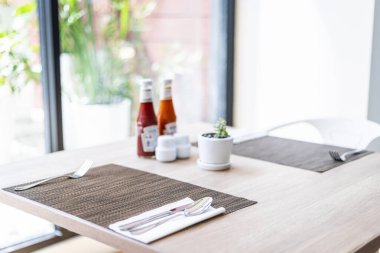 Lüks kaşık ve çatal, çiçek vazo, sos bott yakın çekim