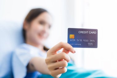 Asyalı genç bayan hasta gülen surat odaklı soyut bulanıklık 