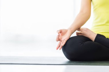 Asya 'lı kadınların yakın plan yoga çalışmalarının görüntüleri. 