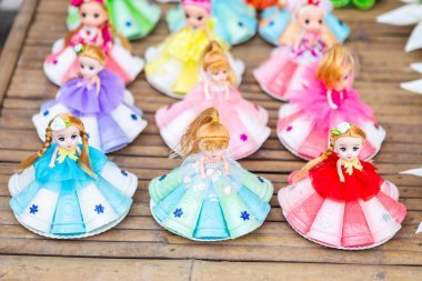 Krathong, Loy Krathong Fes için Tayland usulü plastik bebeklerden yapılmıştır.