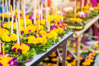 Muz yapraklı yüzen sepetin Krathong 'u Loy Kr için Tayland usulü