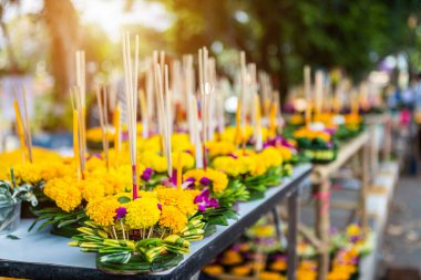 Muz yapraklı yüzen sepetin Krathong 'u Loy Kr için Tayland usulü