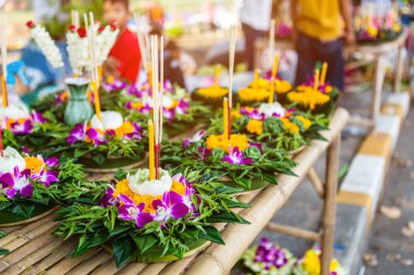 Muz yapraklı yüzen sepetin Krathong 'u Loy Kr için Tayland usulü